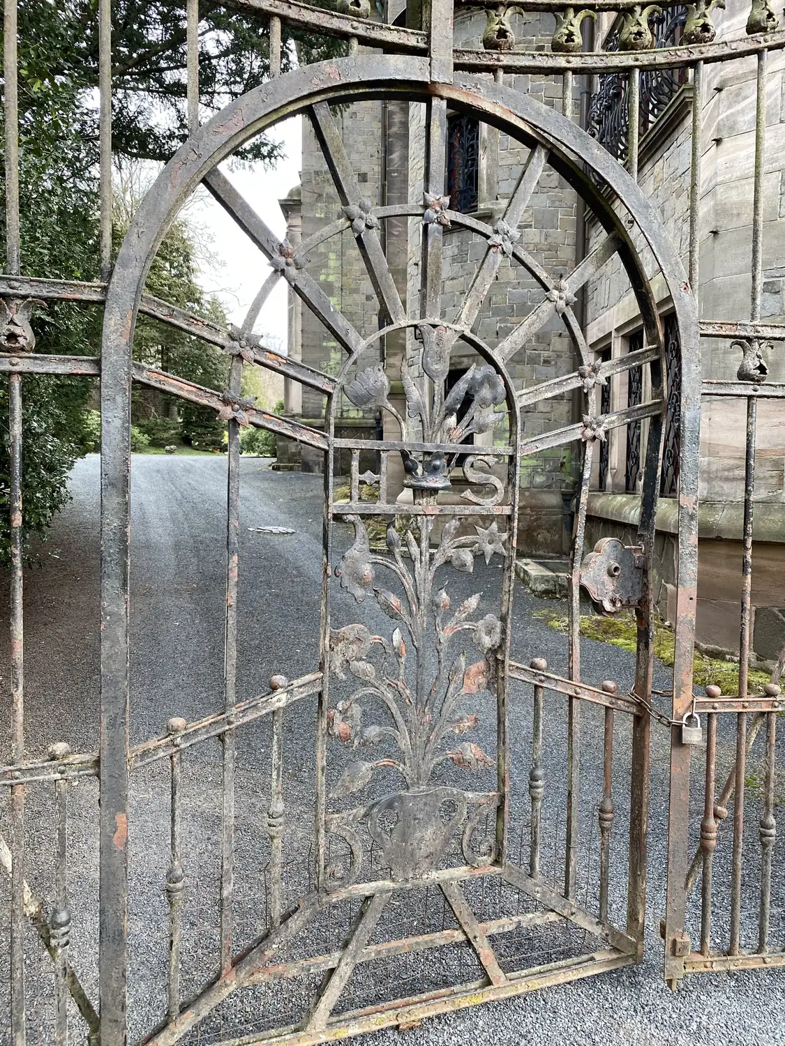 Schmiedeeisernes Tor in Ramholz mit dem Monogramm H S unter einer Krone